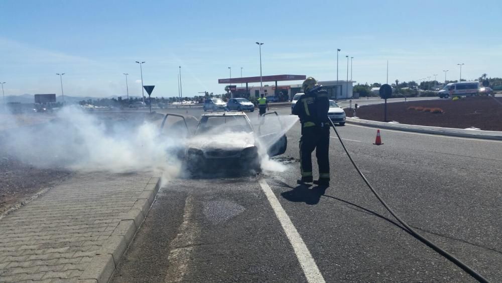 Arde un vehículo en marcha cerca de Playa Blanca