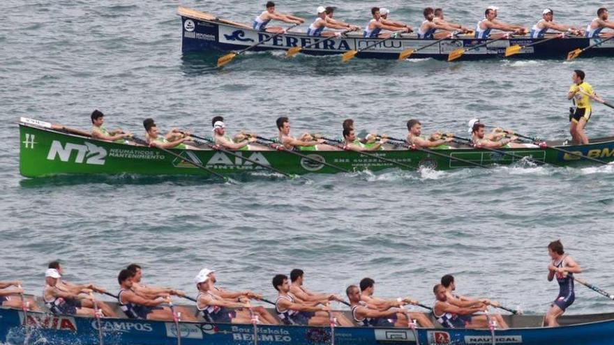 Tirán Pereira, al fondo, ayer en Zumaia. En primer plano, Urdaibai, y, en medio, Hondarribia. // Cortesía Iker Azurmendi/Noticias de Gipuzkoa