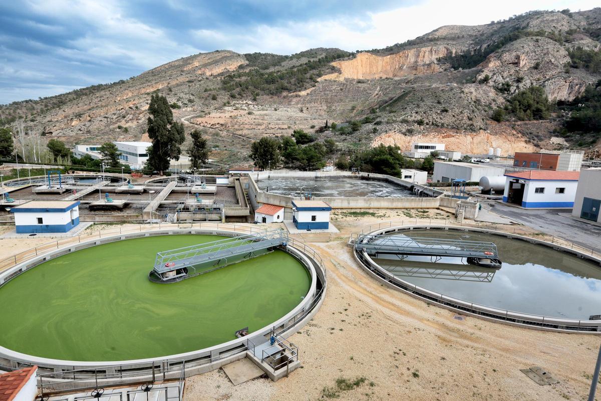 Depuradora de aguas fecales en el parque natural de Sierra Helada en Benidorm.