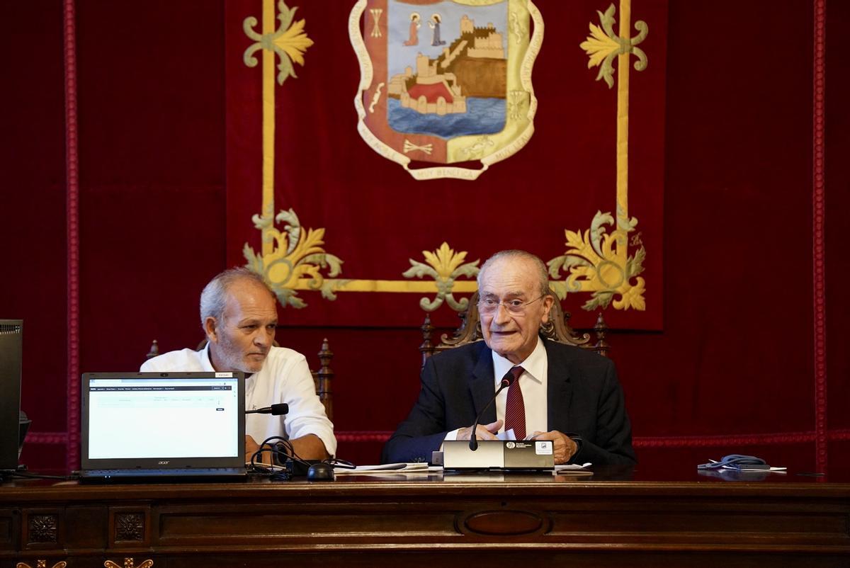 Sorteo de las mesas electorales para el 23J en el salón de plenos del Ayuntamiento de Málaga.