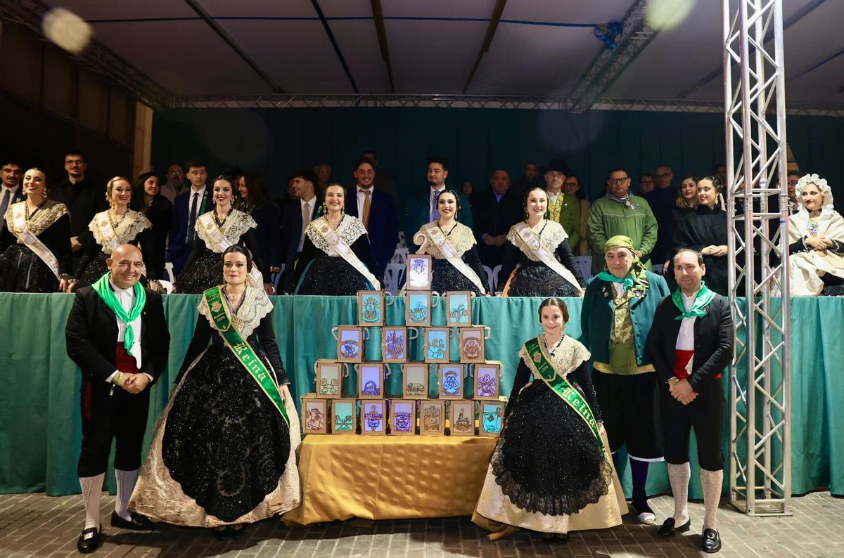Las reinas, con Raúl Collazos, Agustín Mon y José Antonio Lleó, frente al monumento gaiatero de farolillos.