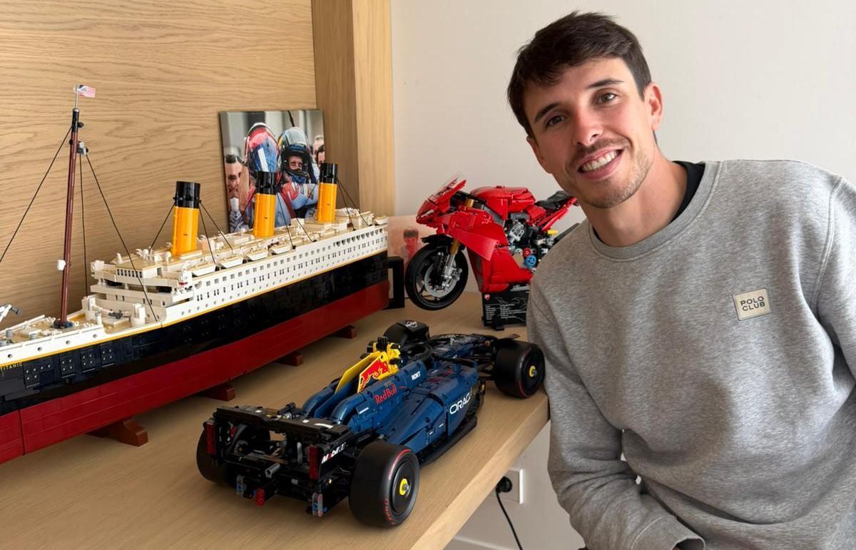 Àlex Márquez (Ducati Gresini), junto al Titanic, Red Bull y Ducati de Lego, en su casa de Madrid.