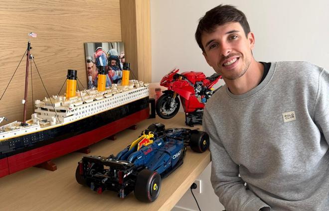 Àlex Márquez (Ducati Gresini), junto al Titanic, Red Bull y Ducati de Lego, en su casa de Madrid.