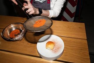 Chefs con estrella Michelin y restaurantes con soles Repsol: la alta cocina salta a los mercados de abastos de Madrid