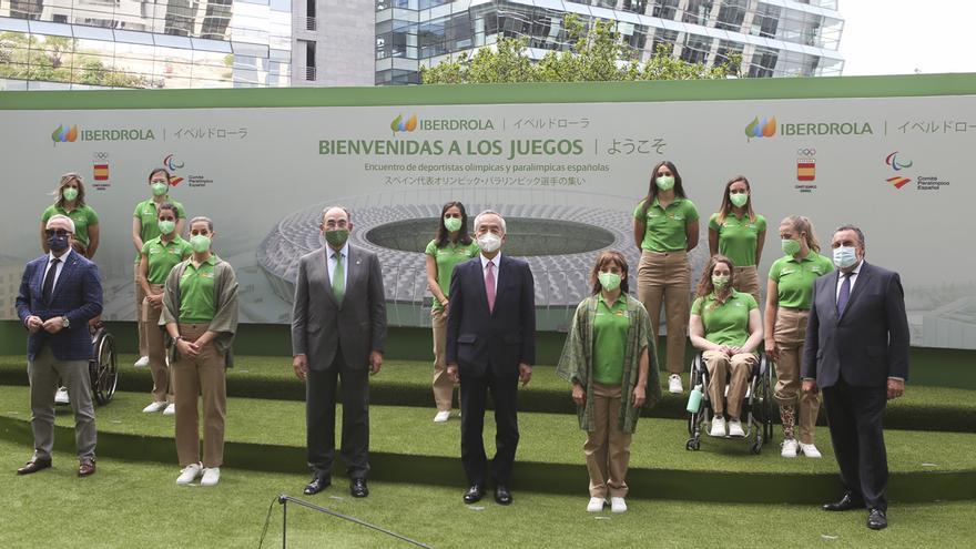 Galán recibe a las deportistas olímpicas y paraolímpicas españolas camino de Tokio.