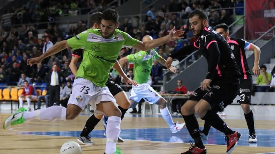 El brasileño Bruno Taffy chuta a puerta durante el partido de anoche en Son Moix.