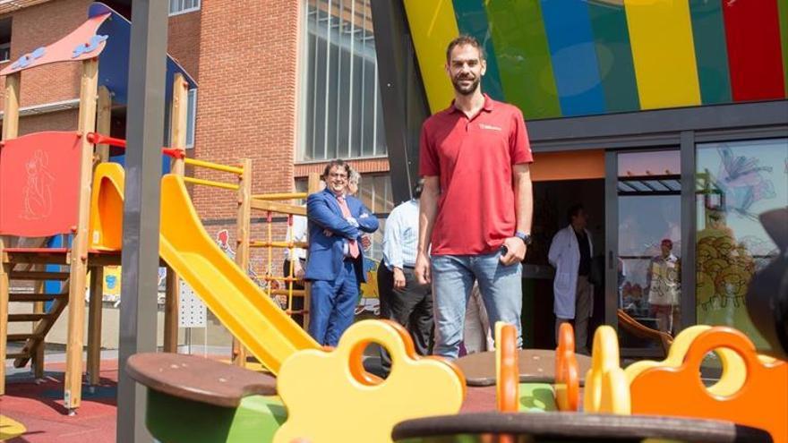 Calderón visita el parque infantil del Materno habilitado por su fundación