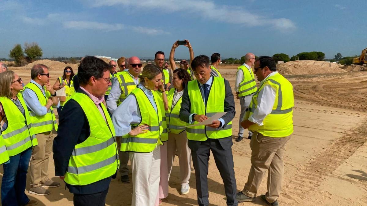 María Guardiola y el Consejero de Economía, Empleo y Transformación Digital, Guillermo Santamaría, durante la visita a las obras del nuevo polígono de Don Benito.