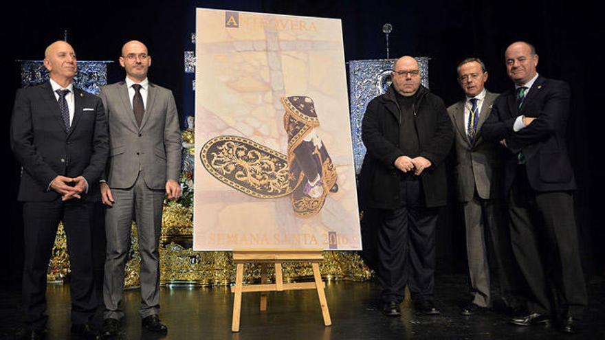 Foto de familia en la presentación del cartel de la Semana Santa antequerana.