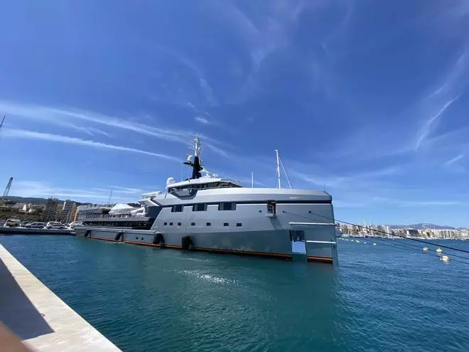Las fotos en Mallorca del yate Abeona de Jeff Bezos, el buque de asistencia de 75 metros del supervelero Koru
