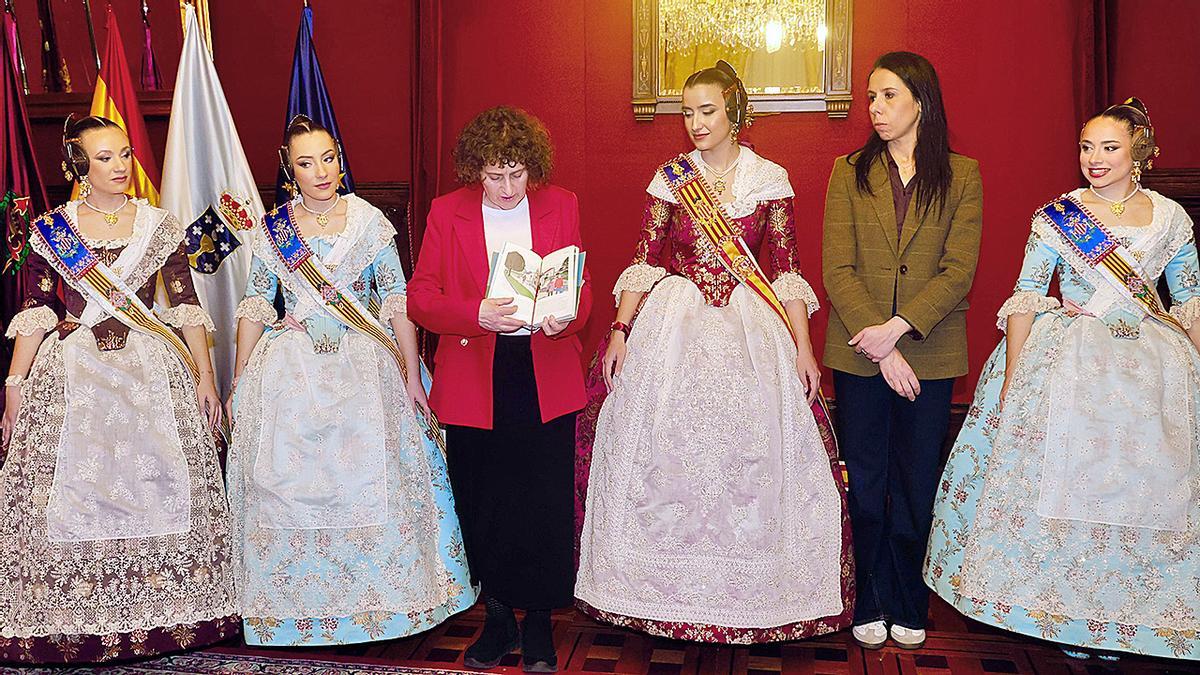 La alcaldesa de Santiago, Goretti Sanmartín, con un libro de las Fallas