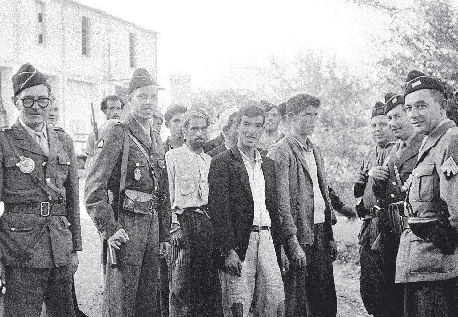 Soldados franceses arrestan a presuntos combatientes argelinos, en el Atlas, en 1954.