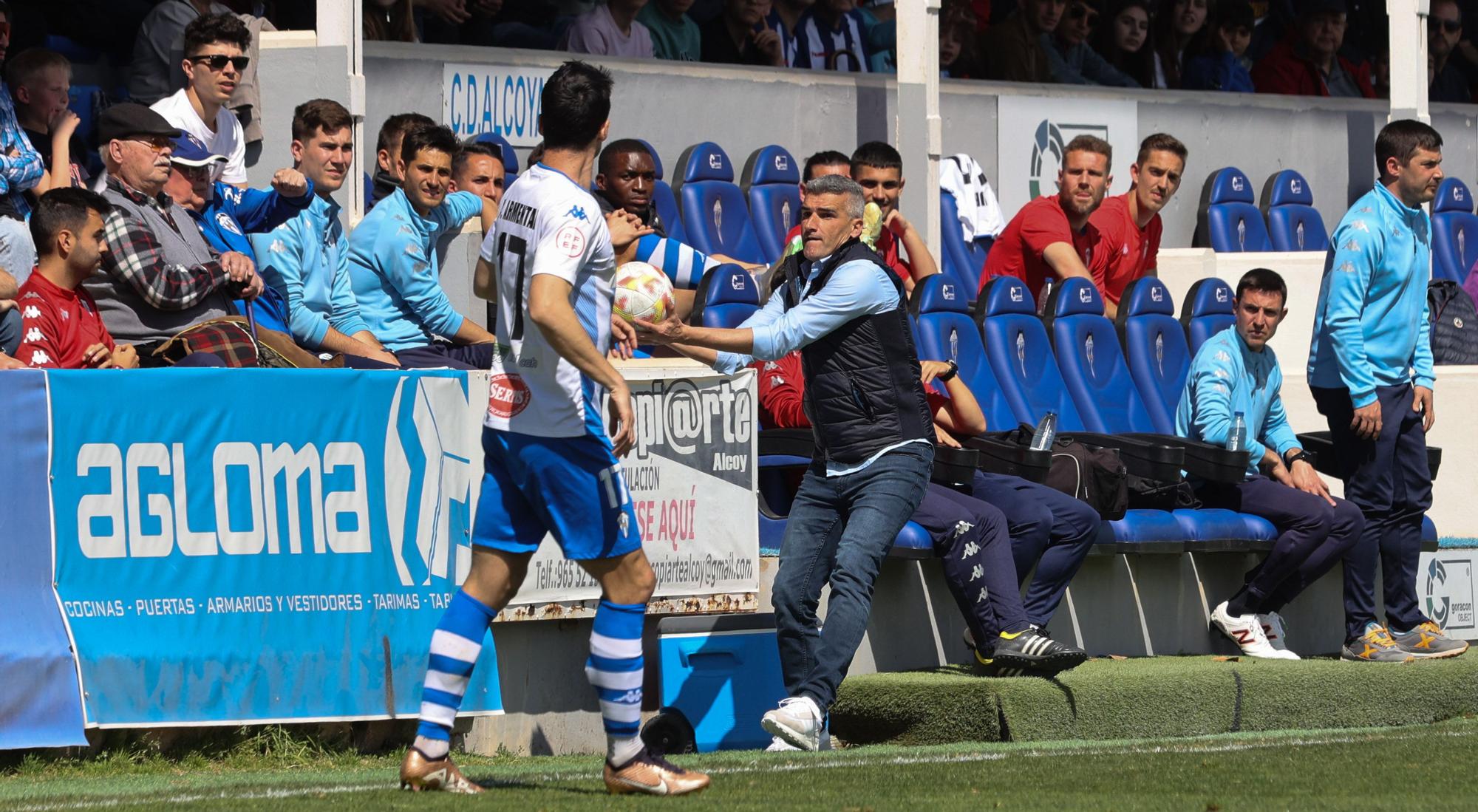 El Alcoyano se aleja del peligro (2-0)