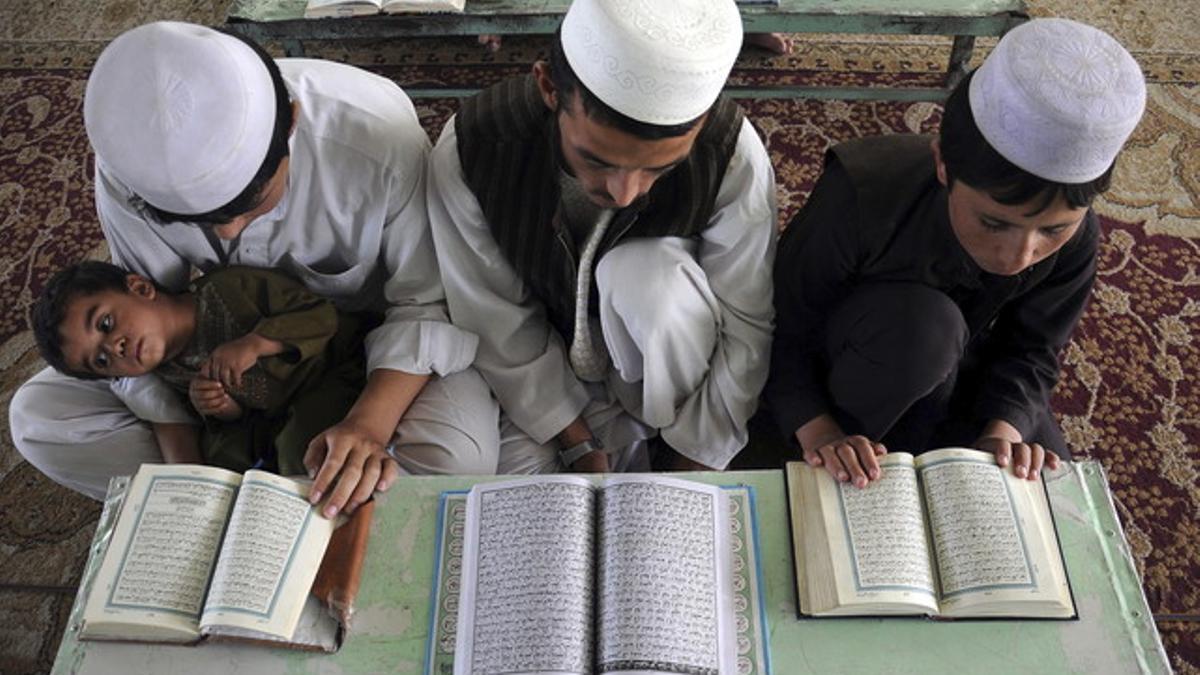 Niños afganos leen el Corán durante el mes de Ramadán, en Mazar-i-Sharif (Afganistán), el pasado día 17.