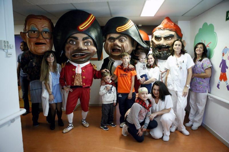 Visitas de cabezudos, bomberos y militares al hospital infantil