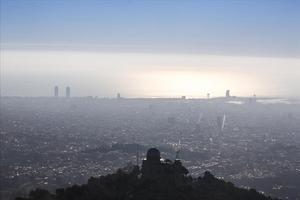 Nube de polución sobre el cielo de Barcelona, el martes 26 de febrero. 