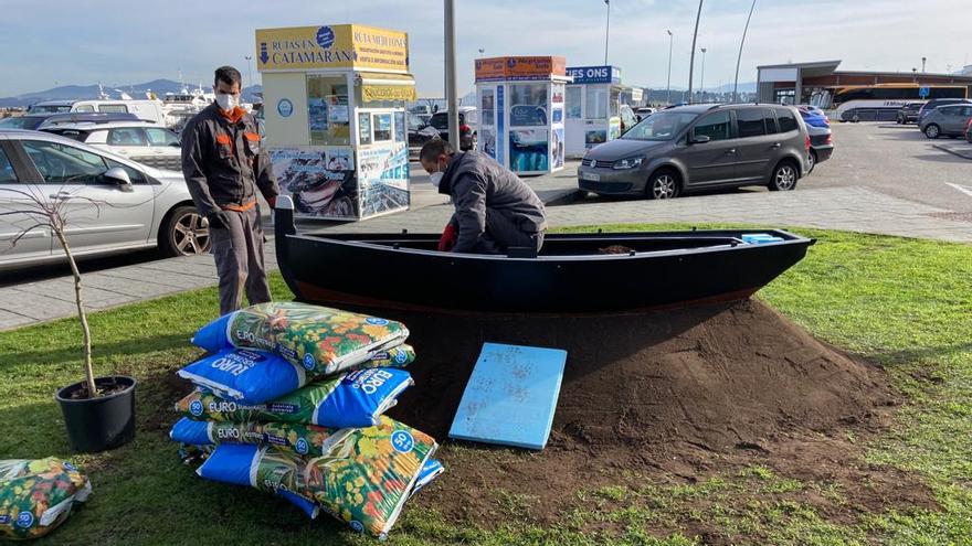 Los trabajos de instalación de la escultura.