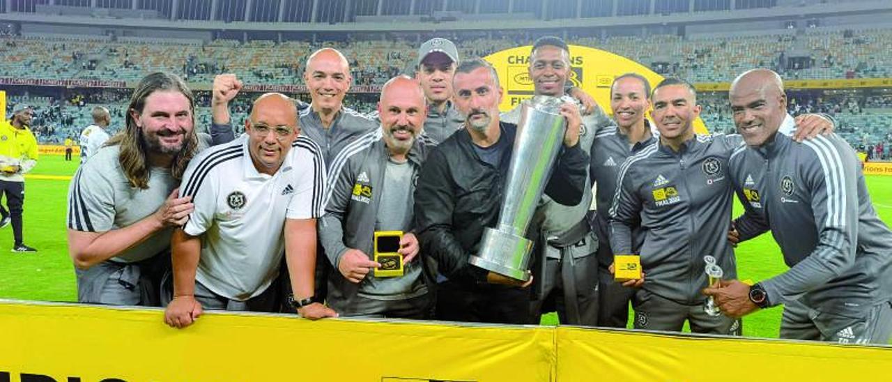 José Riveiro sostiene la copa MTN 8 acompañado de su equipo 
técnico, tras la victoria del Orlando Pirates ante el AmaZulu. |  // FDV