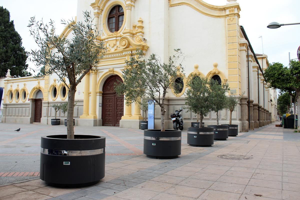 Maceteros en la Alameda del Consell.