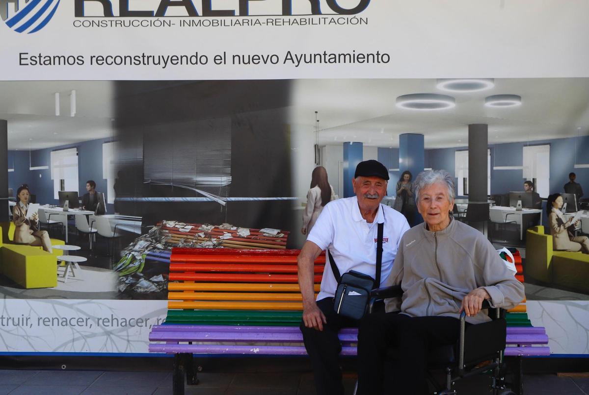 Una pareja en las puertas de Ayuntamiento de Sedaví con la planta baja cerrada.