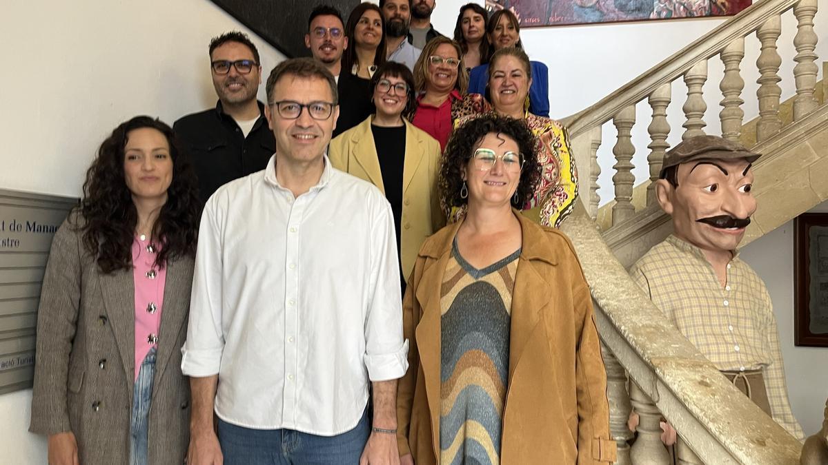 Los miembros del nuevo equipo de gobierno, en la escalera del Ayuntamiento.