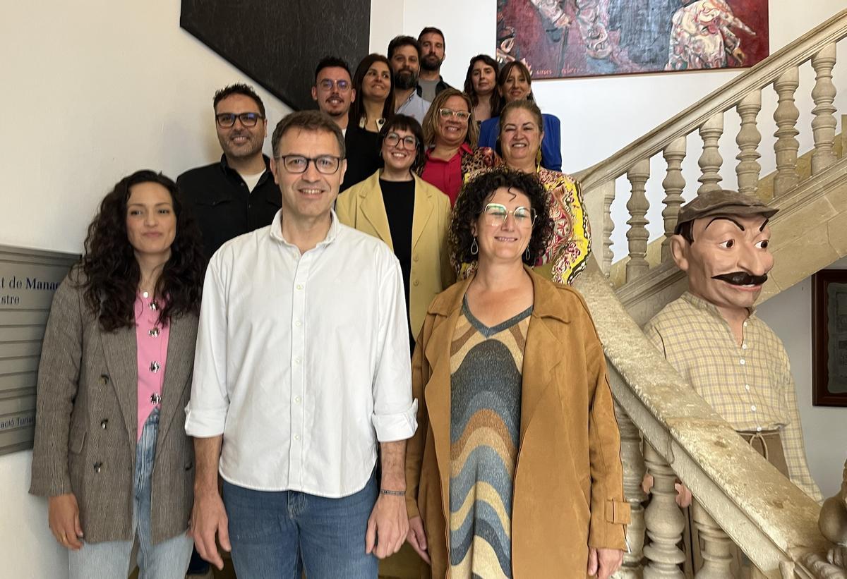 Los miembros del nuevo equipo de gobierno, en la escalera del Ayuntamiento.