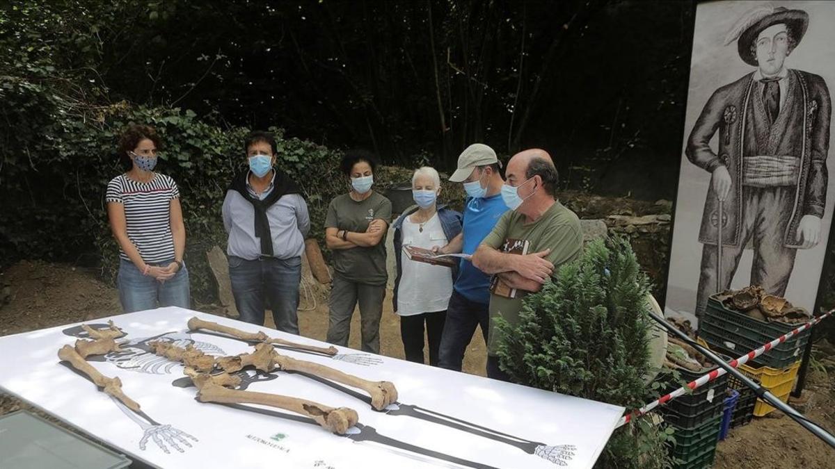 Los restos de Miguel Joaquín Eleicegui, 'el gigante de Altzo', con sus descubridores.