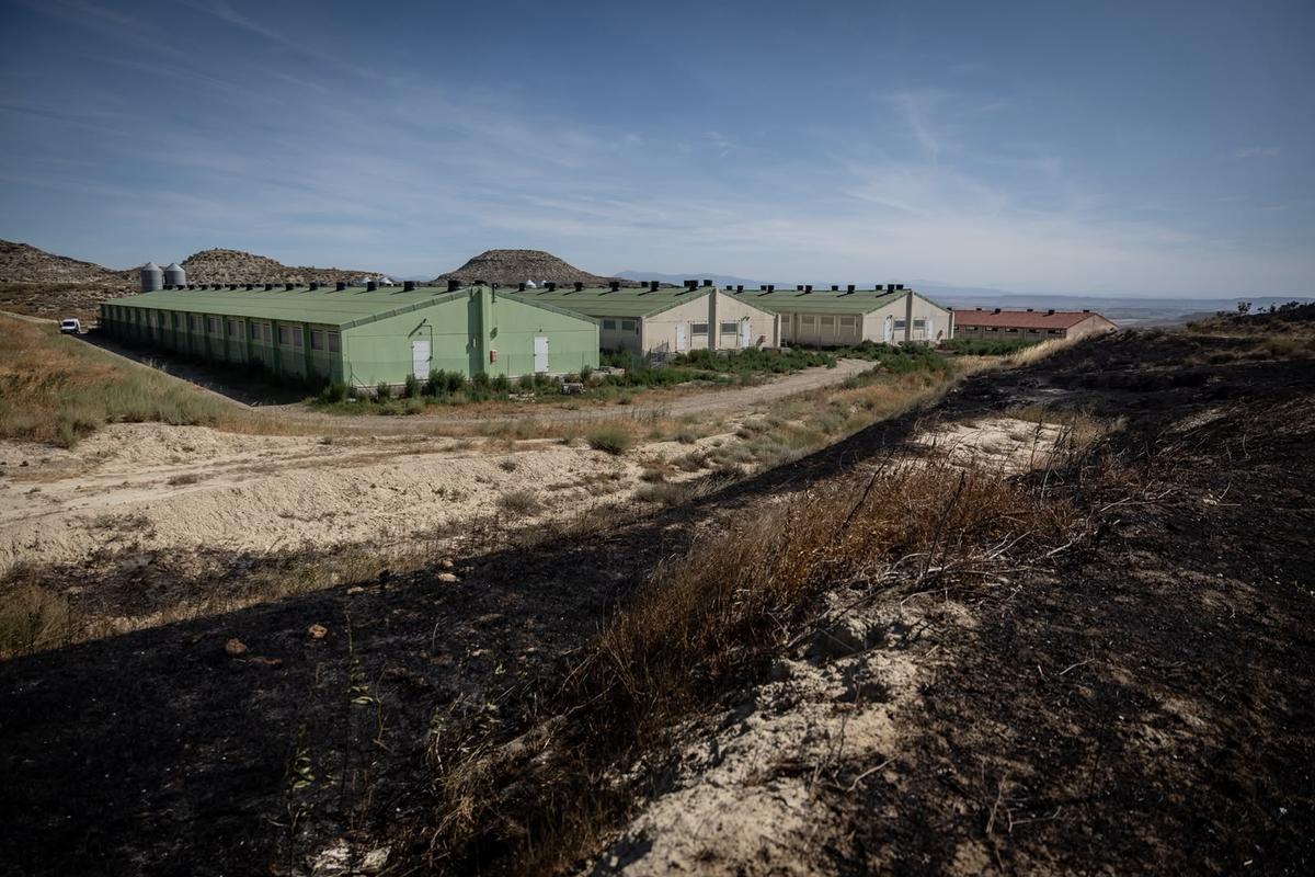 Varias naves de una granja en Robres al borde del terreno afectado por el incendio