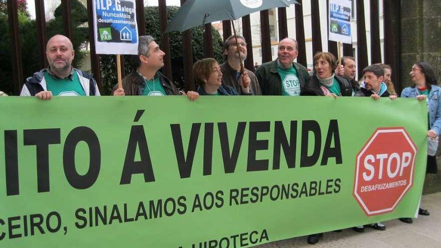 Miembros de Stop Desahucios de distintas comarcas gallegas, en Santiago. // FdV