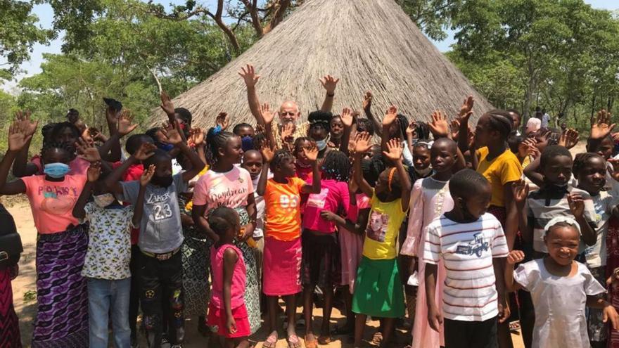 1. El fraile Jorge Bender, rodeado de niños de los pueblos cercanos tras la misa. 2. Una de las cabañas que tuvieron que ser reconstruidas. 3. Mujeres preparando la comida. 4. Fincas de labor en la misión. 5. El río que limita los terrenos. 6. Edificio del convento. | Carlos Fernández