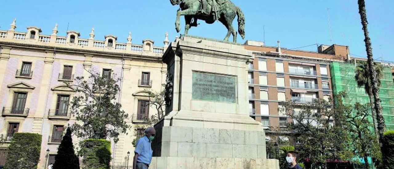 La estatua de Jaume Idomina el Parterre de València desde el año 1891.