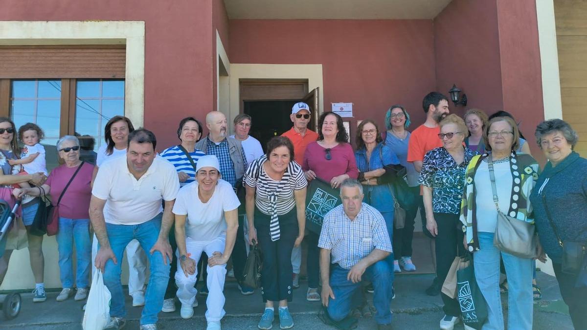 El grupo que participó en la visita a la quesería "El Rebollín" de Salas.