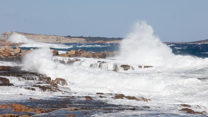 Las imágenes del temporal de viento y oleaje que azota Ibiza y Formentera