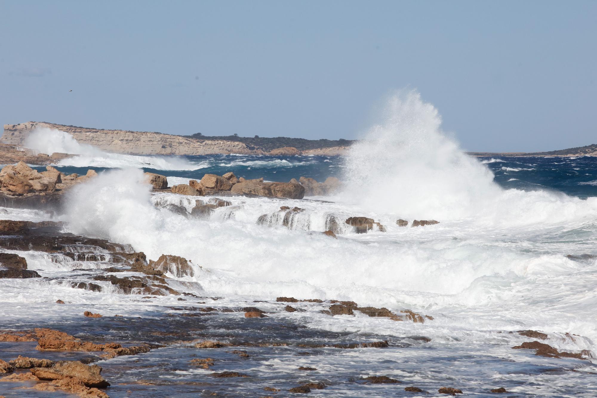 Las imágenes del temporal de viento y oleaje que azota Ibiza y Formentera