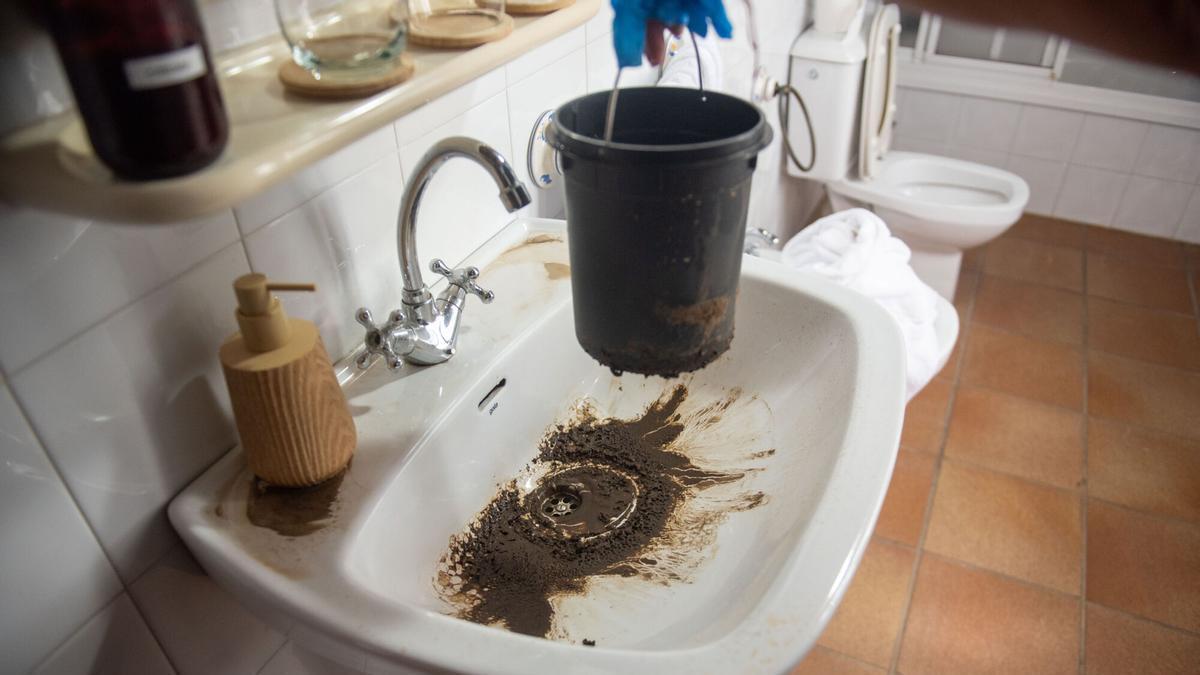 Estado en el que salía el agua este lunes en un local hotelero de Oza-Cesuras