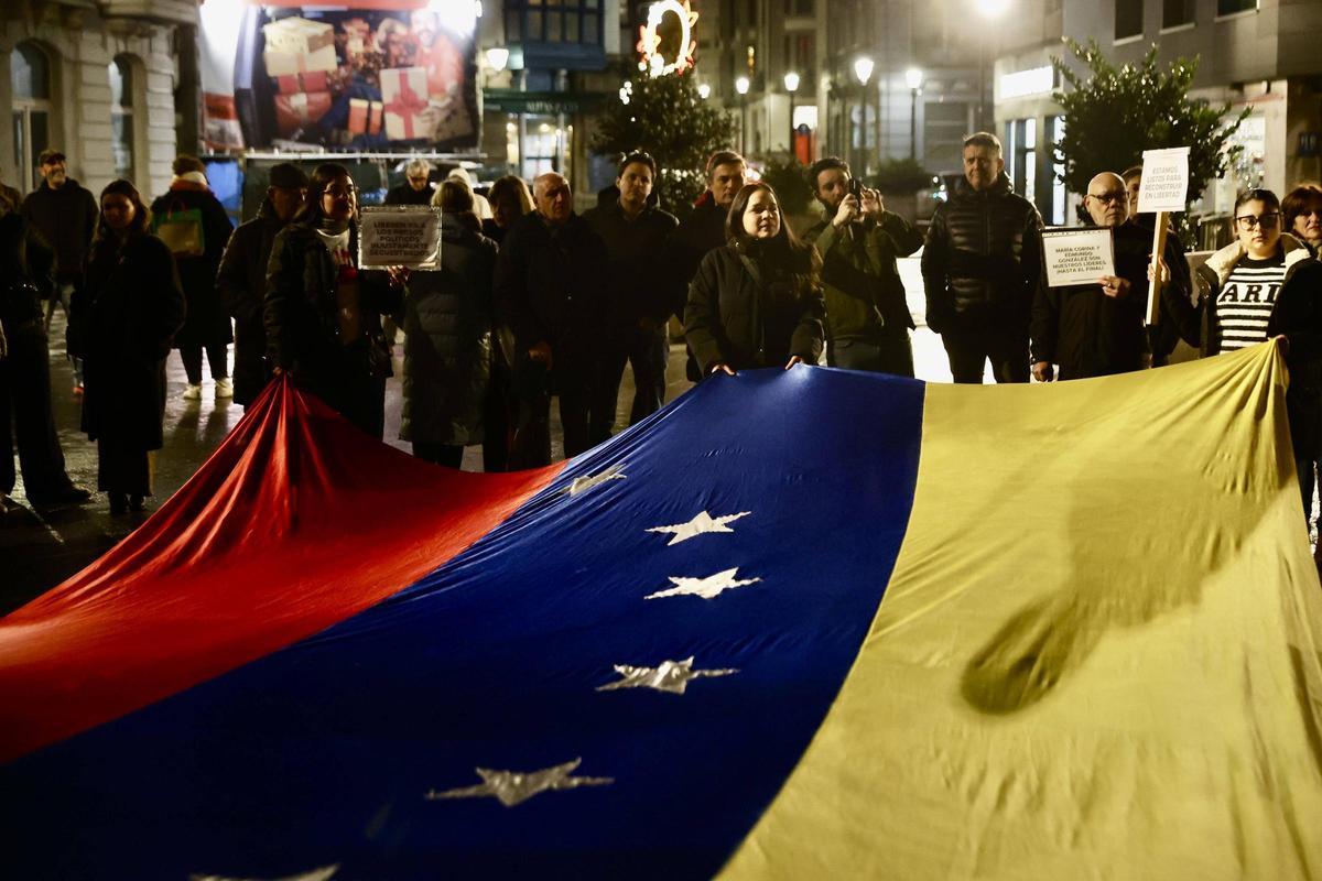 Un momento de la concentración, con Aristóteles Tocuyo, segundo por la derecha.