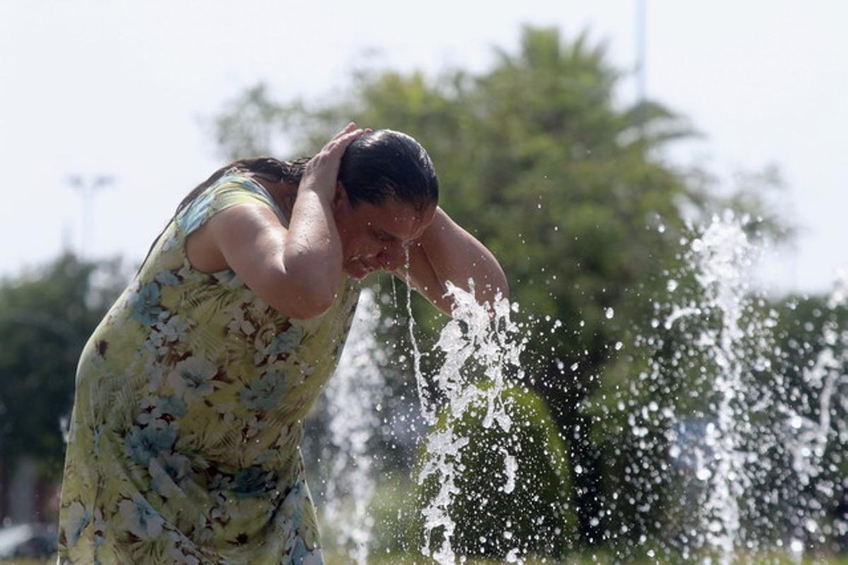 Una dona es refresca en una de les fonts de la ciutat a causa de les altes temperatures que es registren a Còrdova, dins de l’onada de calor que es registra a gairebé tot Espanya.