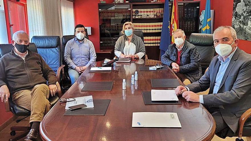 Por la izquierda, José Luis Cabo, Juan Carlos Álvarez, Ana Díaz, Ramón Rodríguez y Fernando Delgado, ayer, en el Ayuntamiento de Riosa.