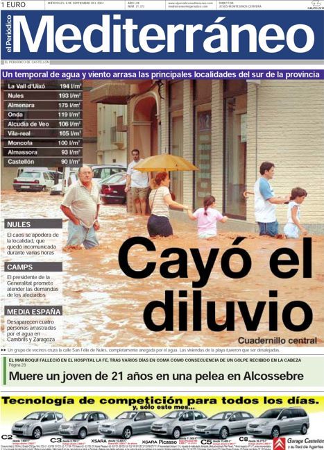 Un grupo de vecinos cruza una calle inundada de Nules.