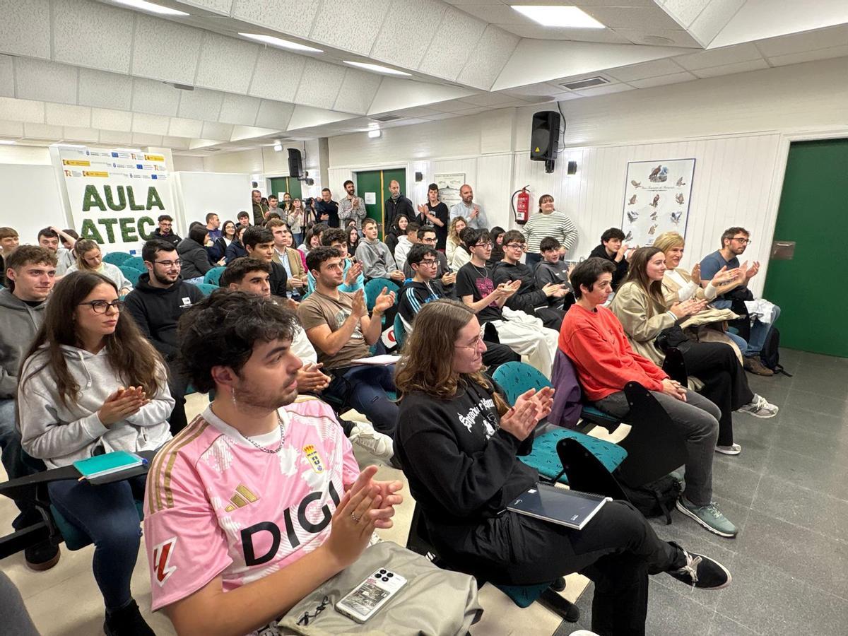 Asistentes al acto de reconocimiento a Hilario López.