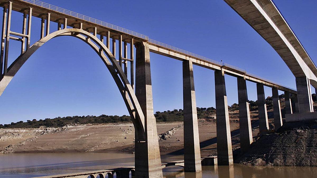 Los dos puentes de Manzanal del Barco sobre el embalse, y el puente original sobre el río Esla. | Emilio Fraile