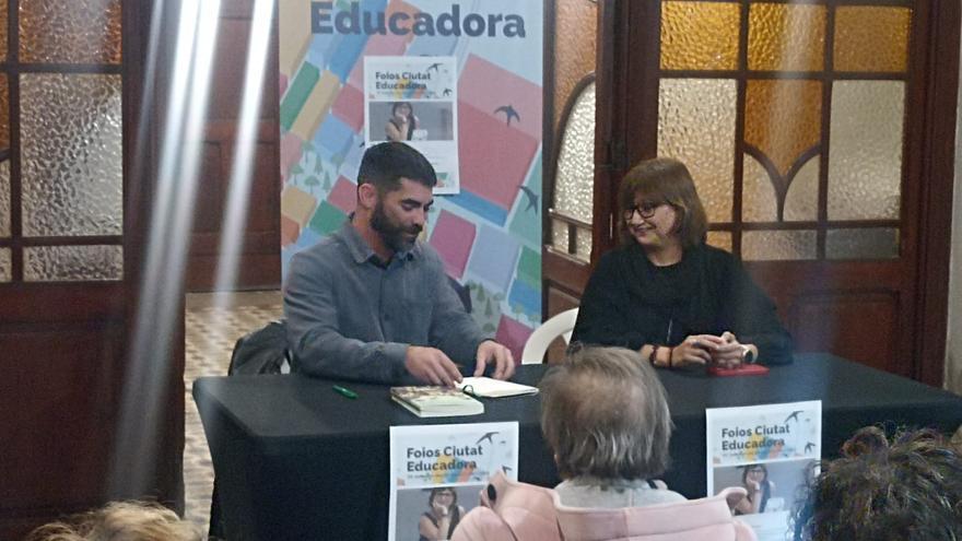 Carmen Amoraga presenta el seu llibre a Foios