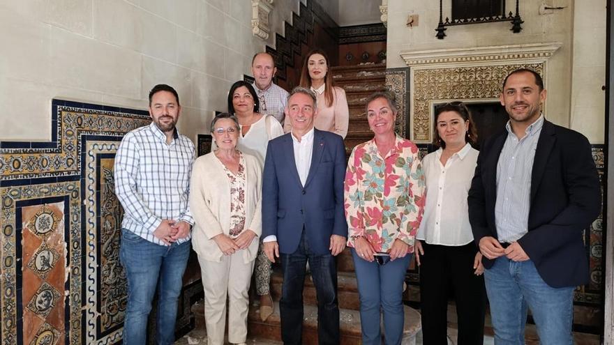 Enrique Santiago, acompañado por miembros del equipo de gobierno, en el Palacio de los Aragones.
