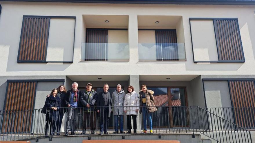 Ovidio Zapico (cuarto por la izquierda), junto a Marcelino Martínez, Susana González y las personas adjudicatarias de las nuevas viviendas. | LNE