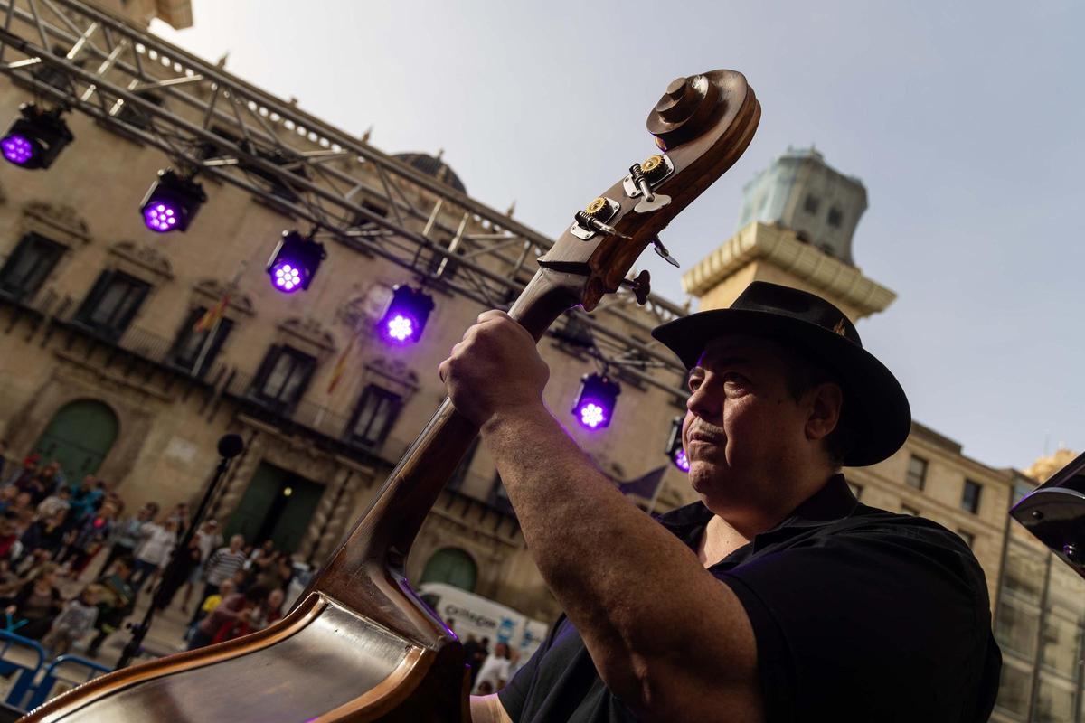 Los conciertos en espacios abiertos ofrecen escenas llenas de dinamismo y color, ideales para la fotografía urbana.