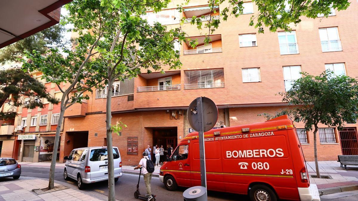 Los bomberos de Zaragoza han acudido rápidamente al lugar y el fuego ya está totalmente controlado.