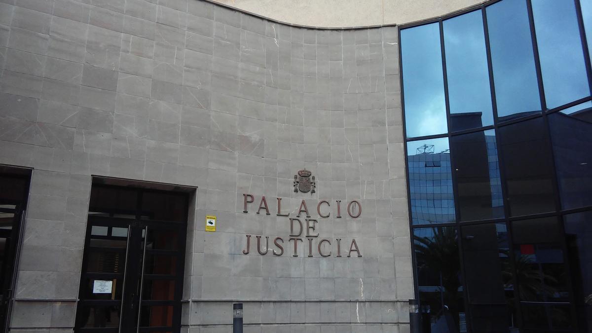 Exterior del Palacio de Justicia en Santa Cruz de Tenerife.