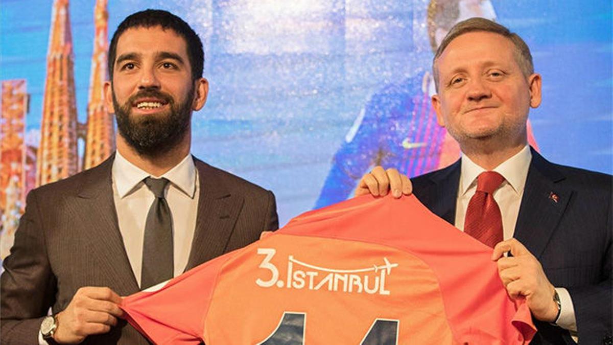 Arda Turan, presentado con el Istanbul Basaksehir