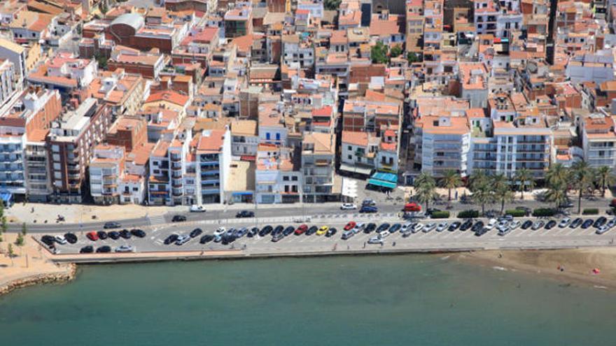 L&#039;estat actual en què es troba la platja sense sorra a la banda que dóna al passeig Marítim.