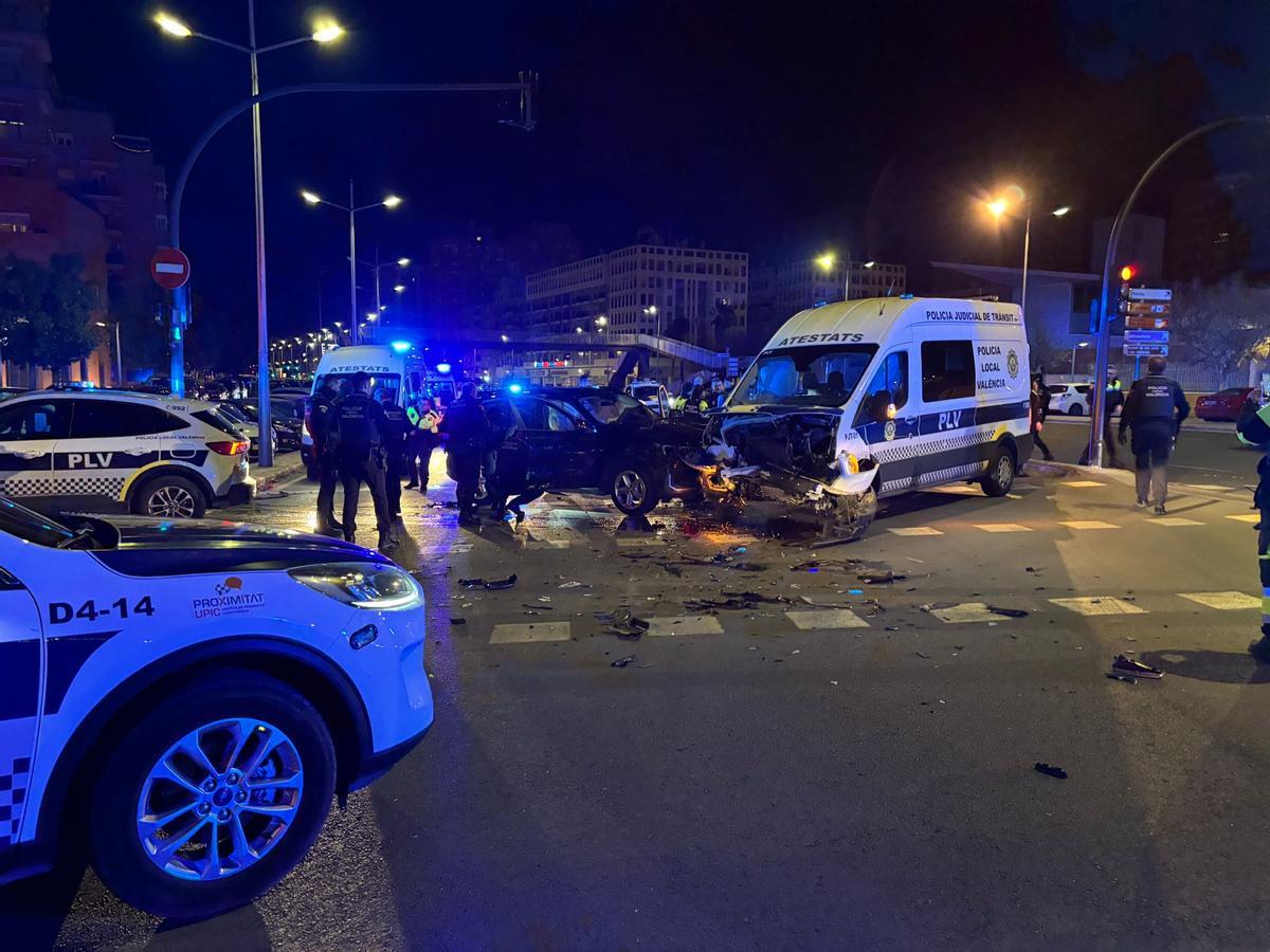 El coche de los detenidos quedó destrozado tras impactar con una furgoneta de Atestados de la Policía Local